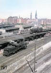 Wiederum Hollnagels favorisierter Blick vom Dach der Güterabfertigung am ehemaligen Hannoverschen Güterbahnhof. Vor der Kulisse der Hamburger Speicherstadt beschleunigt die ölgefeuerte Osnabrücker 01 1057 ihren Schnellzug in Richtung Ruhrgebiet. Vorne wartet die Harburger 38 3435 auf Weiterfahrt. (06.06.1959) <i>Foto: Walter Hollnagel</i>