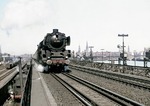 Auf der Hamburger Pfeilerbahn nähert sich 01 206 vom Bw Hannover vor D 178 (Westerland - Frankfurt). Eine Etage tiefer rangiert links unten eine Wilhelmsburger 82er. (06.06.1959) <i>Foto: Walter Hollnagel</i>