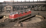 V 200 046 wendet auf der imposanten 23m Doppeldrehscheibe im Bw Hamburg-Altona. (06.06.1958) <i>Foto: Walter Hollnagel</i>