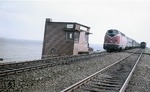 V 200 018 passiert die Blockstelle Hindenburgdamm. (08.1959) <i>Foto: Walter Hollnagel</i>