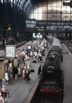 012 105-3 (01 1105) läuft vor D 675 (Westerland - Frankfurt - Saarbrücken) auf Gleis 9 in Hamburg Hbf ein. Die 01.10 wird hier den Zug verlassen, der mit elektrischer Traktion weiterbefördert werden wird. (10.06.1971) <i>Foto: Peter Schiffer</i>