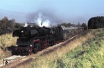 Mit blasenden Sicherheitsventilen passiert 58 3049-2 vor P 6046 (Glauchau - Gera) den Fotografen bei Schmölln. (06.10.1977) <i>Foto: Peter Schiffer</i>