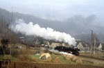 41 1182-9 vor Durchgangsgüterzug Dg 55445 in der fotogenen Außenkurve bei Döbritschen im Saaletal (nahe Camburg). (18.02.1986) <i>Foto: Joachim Bügel</i>