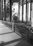 38 3539 überquert mit einem Personenzug aus Kempen/Niederrhein die Hohenzollernbrücke in Köln. (1938) <i>Foto: Felten/RBD Köln</i>