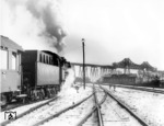 50 887 verlässt den Bahnhof Rendsburg, um in Kürze über die Hochbrücke im Hintergrund den Nord-Ostsee-Kanal zu überqueren. (02.1953) <i>Foto: Walter Hollnagel</i>