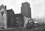 38 3247 (Bw Wuppertal-Langerfeld) mit einem Leereisezug aus Köln Bbf am ersten Kölner Hochhaus in der Nähe des heutigen S-Bahn-Haltepunkts Köln-Hansaring. Die Nestle-Reklame am Haus (links) ist im übrigen nach 70 Jahren auch heute noch erkennbar. (1932) <i>Foto: Felten/RBD Köln</i>
