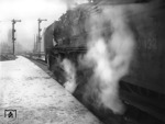 03 132 vom Bw Hamm wartet im Kölner Hauptbahnhof aus Ausfahrt. (1937) <i>Foto: Felten/RBD Köln</i>