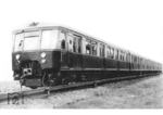 Der als esT 3796 im Jahre 1934 an die Berliner S-Bahn gelieferte Zug der Gattung C4esT-34 (ex ET 166 049, ex 125 001, ex 4501, ex 3796) für eine Höchstgeschwindigkeit von 120 km/h. Mit der Elektrifizierung der Wannseebahn (Wannsee-Zehlendorf-Potsdamer Bahnhof) wurde auch das benachbarte Fernbahngleis mit einer Stromschiene für 800V Gleichstrom versehen. So konnten die Züge der S-Bahn von Wannsee ab Zehlendorf auf das Fernbahngleis fahren und ohne Halt bis zum Potsdamer Bahnhof am Potsdamer Platz fahren. Da die Fahrgäste aus den vornehmen Villengegenden Schlachtensee und Wannsee zustiegen, nannte sich der Sprinter für die Geschäftsleute “Bankierzug”. (1935) <i>Foto: RVM</i>
