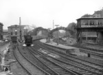 03 1073 verlässt mit E 534 den Bahnhof Wuppertal-Elberfeld. Die Elektrifizierungsarbeiten haben bereits begonnen, bald werden Bahnhofshalle und Stellwerk Geschichte sein. (04.07.1962) <i>Foto: Slg. Eisenbahnstiftung</i>