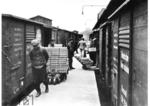 Sanella ist der Name für eine Pflanzenmargarine, die seit 1904 auf dem Markt ist. Das Bild zeigt das Umladen der seit 1931 erstmals in Würfelform erschienenen Magarine im Bahnhof Kleve. (1932) <i>Foto: RVM</i>