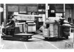 Flurförderfahrzeug "N.P.H. 2001" der Fa. Siemens&Halske mit einer Tragkraft von 2000 kg in der Güterabfertigung Köln-Kalk Nord. (1934) <i>Foto: RVM</i>