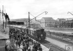 E 04 21 in zeitgenössischer Aufmachung vor dem Eröffnungszug des elektrischen Betriebes zwischen Augsburg und Nürnberg im Bahnhof Grönhart. (10.05.1935) <i>Foto: RVM</i>