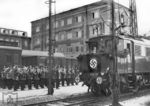 E 04 21 vor dem Eröffnungszug des elektrischen Betriebes zwischen Augsburg und Nürnberg in Augsburg Hbf. (10.05.1935) <i>Foto: RVM</i>