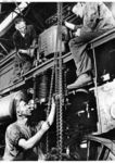 Auswechseln einer Luftpumpe im RAW Frankfurt-Nied. (1938) <i>Foto: RVM (Trost)</i>