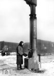 Das Beheizen von Wasserkränen wie hier im Bahnhof Minsk war im strengen russischen Winter seit jeher üblich und eignete sich gleichzeitig zum Aufwärmen der Hände. (1943) <i>Foto: RVM (Bandelow)</i>