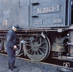 Ein Schlückchen Öl für 94 2043 in der Lokstation von Eibenstock oberer Bf. (08.04.1975) <i>Foto: Johannes Glöckner</i>