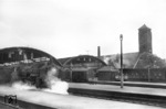 38 3391 verlässt Oldenburg Hbf mit einem Personenzug Richtung Wilhelmshaven. (06.1950) <i>Foto: Quebe</i>
