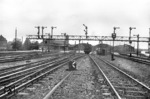 Eine unbekannte P 8 (BR 38.10) passiert die Signalbrücke in der Westausfahrt des Oldenburger Hauptbahnhofs. (06.1950) <i>Foto: Quebe</i>