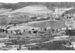 Blick auf den Bahnhof Waldenburg-Dittersbach in Schlesien mit einer abfahrbereiten E 44 (links) und einer 93er (pr. T 14) vor Personenzügen (Bildmitte). Im Hintergrund die Schachtanlage der Melchorgrube, um die sich in einem großen Bogen die Strecke nach Breslau windet, deren Bahndamm links oben zu erkennen ist. (1938) <i>Foto: RVM</i>