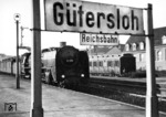 Die Hannoveraner 01 059 macht Station in Gütersloh (Hbf). Der Hinweis "Reichsbahn" soll den Reisenden darauf aufmerksam machen, dass sich in unmittelbarer Bahnhofsnähe ein weiterer Bahnhof, nämlich "Gütersloh Nord" der Teutoburger Wald Eisenbahn befindet. Den Zusatz "Hbf" erhielt Gütersloh erst nach dem Krieg. (1934) <i>Foto: Slg. Eisenbahnstiftung</i>