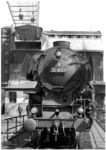 Das Gesicht der 01 1001 im Bw Köln Bbf. Die unter der Fabriknummer 11000 bei Schwartzkopff in Berlin gebaute Maschine wurde am 29.08.1939 mit Stromlinienverkleidung abgenommen. (1961) <i>Foto: B. Schwarz</i>