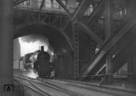 17 071 hat soeben den Kölner Hauptbahnhof verlassen und fährt vor E 110 in die imposante Hohenzollernbrücke ein. (1933) <i>Foto: RBD Köln (Felten)</i>