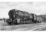 Die zweizylindrige Schwester der Dreizylinder Baureihe 44 war die Einheits-Güterzuglokomotive der Baureihe 43. Das Bild zeigt 43 021 im Bw Chemnitz-Hilbersdorf. Wegen der Erhöhung der Güterzuggeschwindigkeiten in den 1930er-Jahren wurde der BR 44 der Vorzug gegeben, da diese neben den wirtschaftlichen Vorteilen im oberen Geschwindigkeitsbereich, sowie der durch das Dreizylindertriebwerk bedingten besseren Laufruhe, für 80 km/h zugelassen war und damit 10 km/h schneller war als die Baureihe 43. (16.06.1934) <i>Foto: Werner Hubert</i>