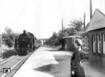 24 095 läuft im Haltepunkt Sierksdorf ein und wird durch die örtliche DB-Bahnagentin begrüsst. (25.08.1955) <i>Foto: Walter Hollnagel</i>
