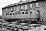 Die ab 1957 gebaute E 50 (ab 1968: BR 150) war die erste schwere Güterzug-Ellok des Einheitslokomotivprogramms der DB. Bis 1973 wurden in mehreren Serien insgesamt 194 Lokomotiven geliefert, die zunächst die gleichen Aufgaben wie die Baureihe E 94 vor dem Zweiten Weltkrieg übernahmen und diese später ersetzten. Zum Jahresende 2003 schieden alle Lokomotiven der Baureihe 150 aus dem Dienst bei der DB aus. E 50 100 wurde am 04.12.1963 beim Bw Bebra in Dienst gestellt, wo sie bis 1988 beheimatet war und auch vom Fotografen angetroffen wurde. (02.1967) <i>Foto: Reinhard Todt</i>