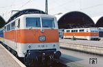 111 138 (vor D 2508 nach Den Haag CS) und 111 136 vor N 3153 in Mönchengladbach Hbf. (08.06.1983) <i>Foto: Wolfgang Bügel</i>