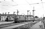 E 18 37 fährt mit D 263 "Jugoslawien-Express" (Beograd - Amsterdam) in Würzburg Hauptbahnhof ein. (01.05.1957) <i>Foto: Kurt Eckert</i>