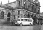 Bus der Reichsbahn nach Hochheim vor dem Empfangsgebäude des Mainzer Hauptbahnhofs. (1932) <i>Foto: RVM</i>