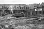 94 919 und 94 1063 (links) vor dem 12-ständigen Lokschuppen in ihrem Heimat-Bw Altenkirchen. (1951) <i>Foto: Fischer</i>