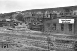 Blick in das Bw Altenkirchen (Westerwald) mit 94 919 (vorne). Der Schuppen wurde in den Jahren 1897/98 von der KED Frankfurt auf der linken Seite der Ausfahrgleise in Richtung Flammersfeld erichtet. Die Baukosten beliefen sich damals auf 124 500.- M. (1951) <i>Foto: Fischer</i>