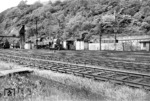 Die Restaurationsanlagen im Bw Linz (Rhein). Zwischen Bekohlungskran und Besandungsturm wartet die Steilstreckenlok 94 1565, links ist 94 1365 zu erkennen. (1951) <i>Foto: Fischer</i>