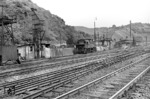 Blick in das Bw Linz mit 94 1565. Im Hintergrund Dienstgebäude und Lokschuppen. (1951) <i>Foto: Fischer</i>