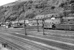Dienstgebäude und Drehscheibe des Bw Linz. Im Vordergrund die Gleise der rechten Rheinstrecke. (1951) <i>Foto: Fischer</i>