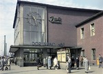 Nachdem am 6. Oktober 1944 der alte Dortmunder Hauptbahnhof bei einem Bombenangriff der Alliierten zerstört wurde, wurde das Empfangsgebäude im Jahre 1952 neu errichtet. Obwohl es äußerlich eher als unscheinbar galt, beherbergen die Fenster der Frontfassade (auf dem Foto leider nicht sichtbar) bedeutende Glas-Motiv-Fenster aus der Dortmunder Arbeitswelt, u.a. einen Stahlwerker, einen Hochofenarbeiter, einen Bierbrauer und einen Brückenbauer. (1960) <i>Foto: Willi Marotz</i>