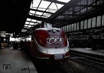 VT 11 5014 als TEE 31 "Rhein-Main" nach Amsterdam CS auf Gleis 10 des Duisburger Hauptbahnhofs. (1960) <i>Foto: Willi Marotz</i>