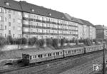 Ein ET 168 der "Bauart Oranienburg" am S-Bahnhaltepunkt Berlin-Hohenzollerndamm. Nachdem am 8. August 1924 mit den Versuchszügen und mit den 1925 gelieferten Zügen der "Bauart Bernau" der elektrische Betrieb auf der Berliner S-Bahn begonnen hatte, wurde schnell klar, dass die bisher eingesetzten Fahrzeuge den Anforderungen nicht genügten. Die DR entschied sich deshalb, die Zugkonfiguration zu ändern, und orientierte sich dabei am Vorbild der Berliner U-Bahn, die gleich lange Wagen einsetzte. Das neue Zugbildungskonzept sah nun einen Triebwagen mit und einen Steuerwagen ohne Antrieb vor. Diese kleinste betriebsfähige Einheit wurde fortan als Viertelzug bezeichnet; zwei Viertelzüge bildeten einen Halbzug, drei einen Dreiviertelzug, vier einen Vollzug. Diese Einteilung wird bis heute bei der Berliner S-Bahn verwendet. Insgesamt 14 Waggonfabriken wurden ab 1925 mit dem Bau von 50 Viertelzügen beauftragt, die ab 1941 die Bezeichnung ET 168 trugen. (20.03.1962) <i>Foto: Joachim Claus</i>