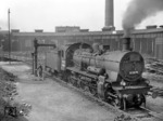 38 3075 im Bw Duisburg Hbf. Die Lok trägt an der Rauchkammer noch das Schild des "Ruhrschnellverkehrs". (1950) <i>Foto: Willi Marotz</i>