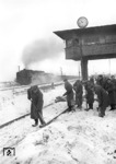 Im schneereichen Winter 1956 halfen belgische Soldaten bei der Bewältigung der Schneemassen im Rangierbahnhof Gremberg aus. Im Hintergrund verlässt die Osterfelder 50 2277 den Rangierbahnhof in Richtung Heimat. (02.1956) <i>Foto: Fischer</i>
