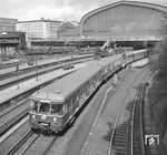 Ein S-Bahnzug nach Bergedorf in Hamburg Hbf. Erwähnenswert auch die T 18-Versammlung im Hintergrund. (02.05.1963) <i>Foto: Joachim Claus</i>