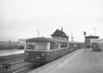 Eine vierteilige Schienbus-Einheit im Bahnhof Husum. (04.1953) <i>Foto: Walter Hollnagel</i>