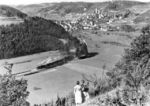 Blick von der Mühlener Straße auf Horb am Neckar und eine 38-Doppeltraktion, die mit ihrem Personenzug in Richtung Rottenburg entschwindet.  (1937) <i>Foto: RVM (Ulmer)</i>
