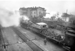 Für den Rückzug der deutschen Wehrmacht aus Kirowograd (westl. von Dnjepropetrowsk) wurden alle verfügbaren Fahrzeuge genutzt. Vor dem Bahnhofsgebäude rangiert 56 527. (10.1943) <i>Foto: Walter Hollnagel</i>