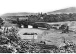 Blick auf Kloster Corvey mit der Weserbrücke der Strecke nach Ottbergen, im Vordergrund ist die damals noch zweigleisige Hauptbahn Scherfede - Holzminden zu erkennen.  (1928) <i>Foto: RVM</i>