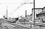 ET 11 02 (MAN/SSW, Baujahr 1935) abgestellt im Vorfeld des Münchener Hauptbahnhofs. Er war einer von drei Prototypen, die für den Einsatz auf der für 160 km/h in Umstellung auf elektrischen Betrieb begriffenen Strecke München – Berlin vorgesehen war. Nach dem Krieg war er zwischen München und Salzburg und von 1957 bis 1959 zeitweise als FT-Zug „Münchner Kindl“ zwischen Frankfurt/M und München im Einsatz. Durch das noch kleine elektrifizierte Netz und beschränkte Platzangebot gab es aber immer wieder Probleme für einen sinnvollen Einsatz des ET 11, und so wurde er 1961 außer Dienst gestellt. (20.06.1957) <i>Foto: Kurt Eckert</i>