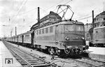 E 41 009 mit einem Wendezug in München Hbf. Die Lok zum Zeitpunkt der Aufnahme gerade einmal 4 Monate alt. (20.06.1957) <i>Foto: Kurt Eckert</i>