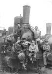 Ende des 18. Jahrhunderts versuchte die preußische Staatsbahn die Vielfalt ihrer dreifach gekuppelten Güterzuglokomotiven zu normieren. Die ersten "Normal"güterzuglokomotiven erschienen 1867 als pr. G 3, ab 1877 wurden sie als G 4 bezeichnet. Nachdem man 1895 den Kesseldruck auf 12 atü erhöhte, erhielt sie die Gattungsbezeichnung G 4.1. Bis 1899 wurden insgesamt 2340 Maschinen gebaut, die Reichsbahn übernahm noch 157 Maschinen der Gattung G 3/G 4 als 53 7001-7157, sowie 17 Stück der Gattung G 4.1 als 53 7601-7617. (1900) <i>Foto: Archiv RVM</i>